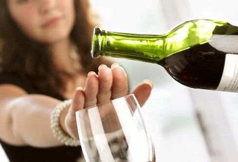 La fille ne lui permet pas de verser son vin dans un verre
