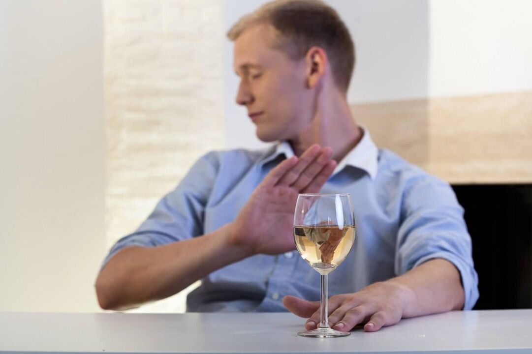 Conscient du problème, un homme peut arrêter de boire de l'alcool de lui-même.