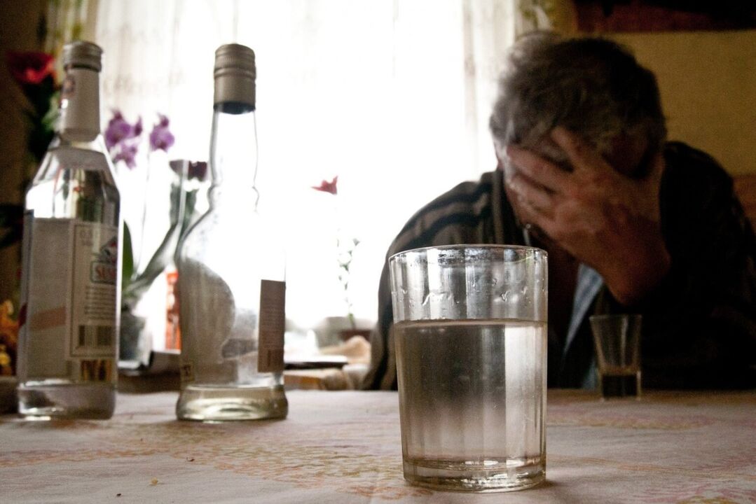Le manque de contrôle sur la quantité de boisson est un signe du développement de l'alcoolisme.
