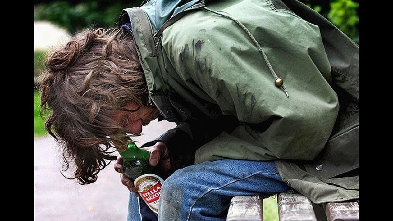 Le mode de vie marginal est une conséquence de l'alcoolisme masculin.